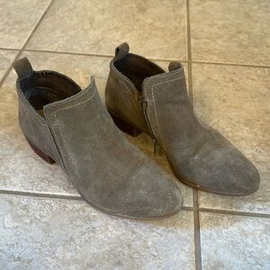 Diba suede bootie 
Size: 8
Color: Brown
Good condition